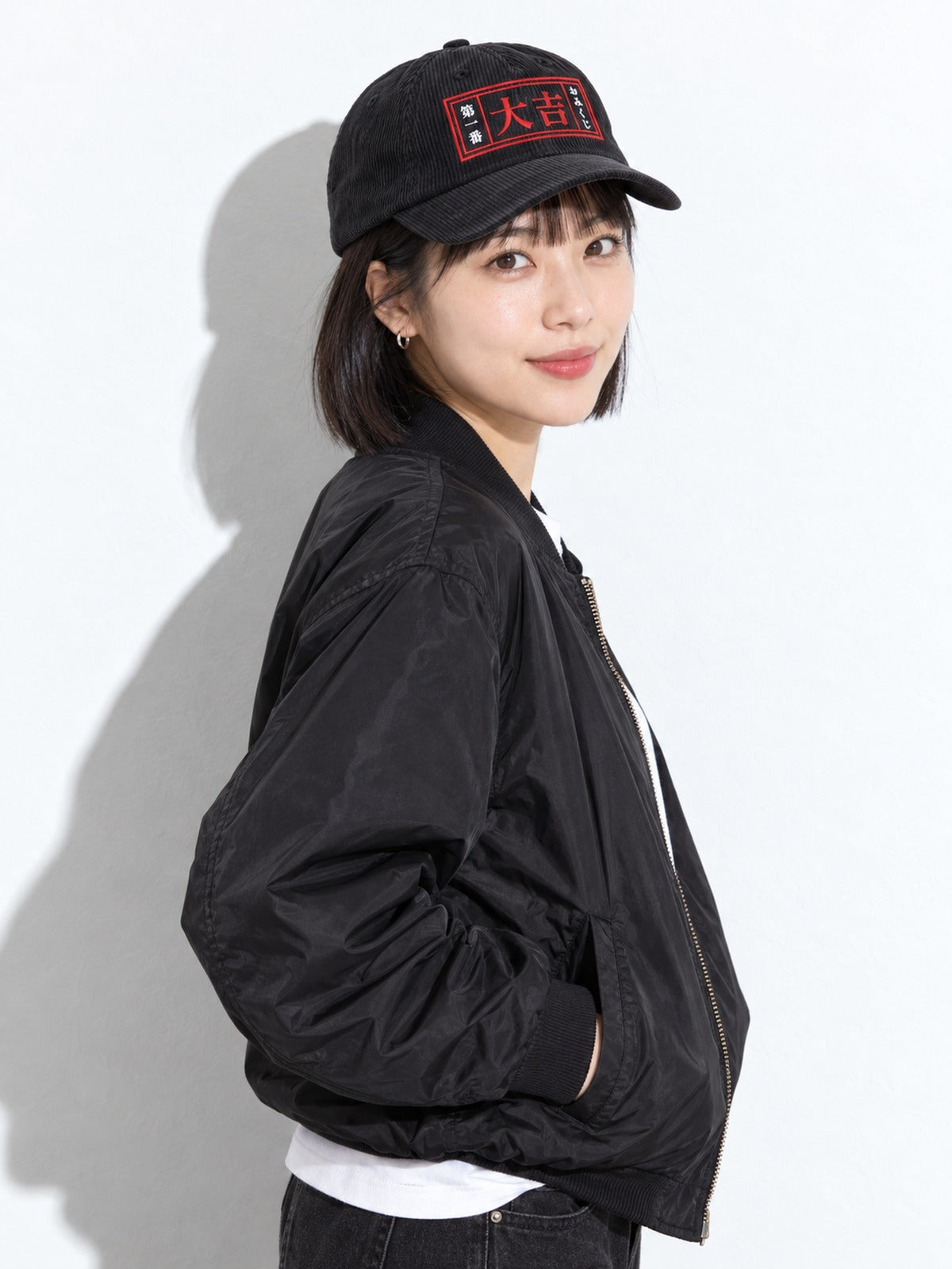 Daikichi corduroy cap, black, over-the-shoulder