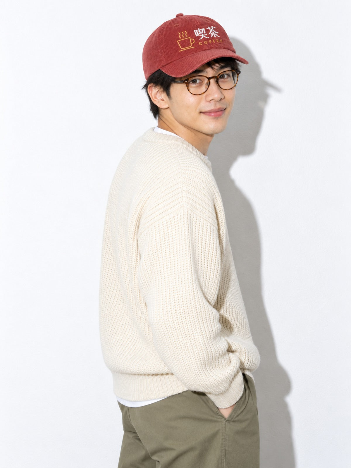 Kissa corduroy cap, burgundy, over-the-shoulder