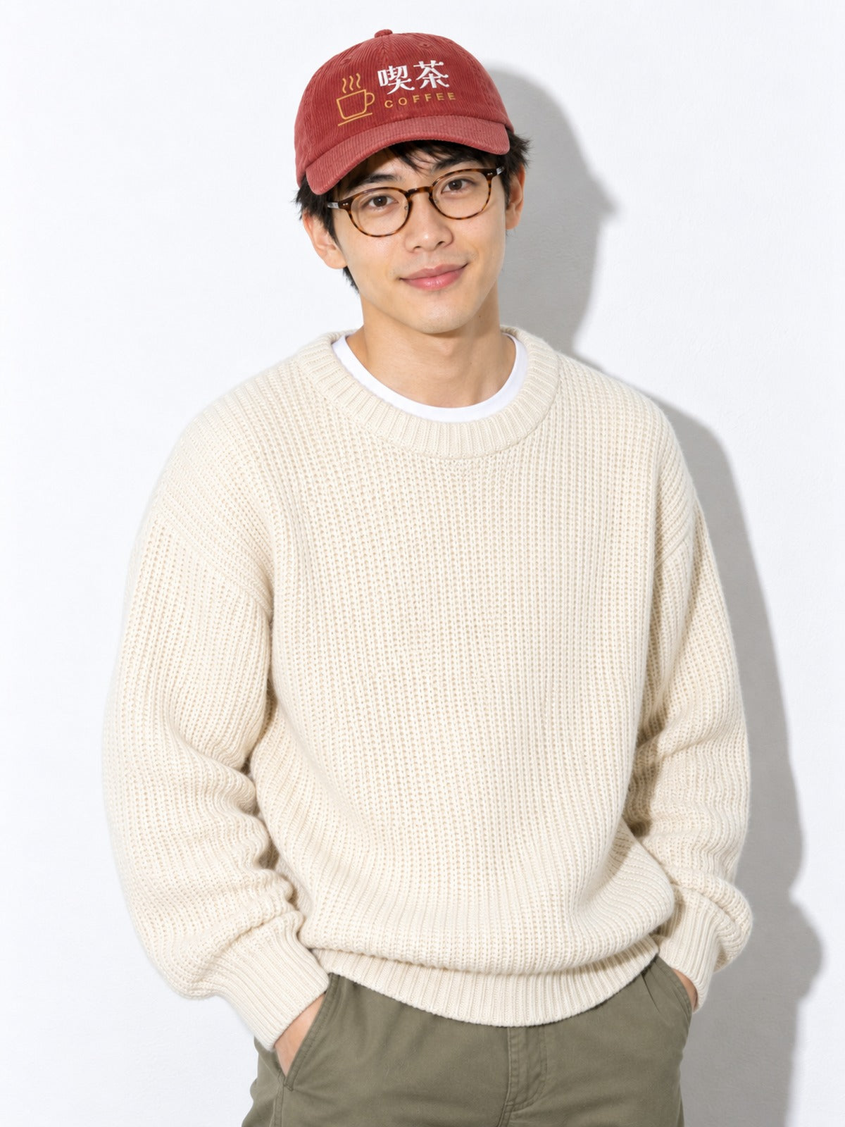 Kissa corduroy cap, burgundy, waist-up