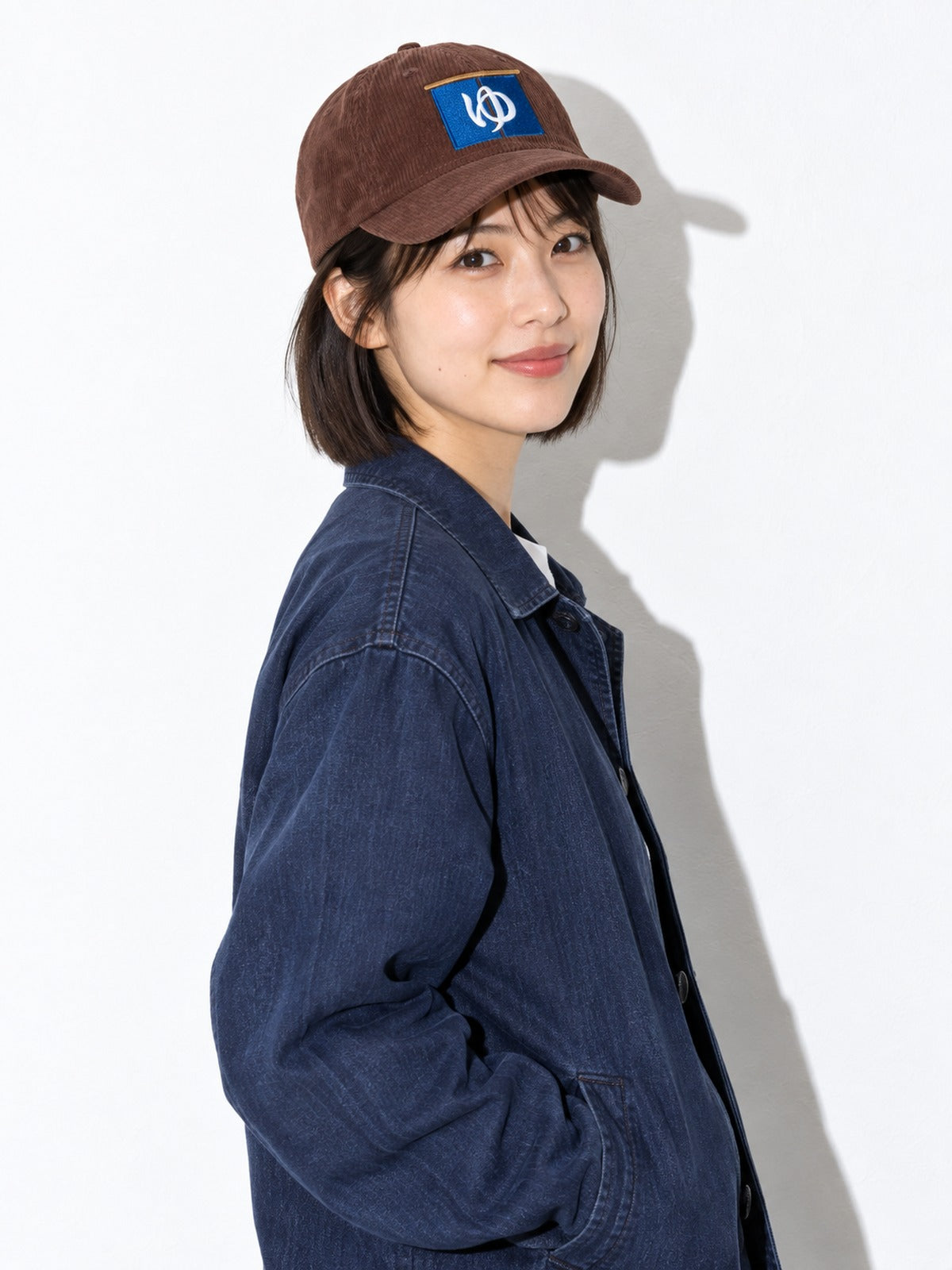 Sentō corduroy cap, brown, over-the-shoulder