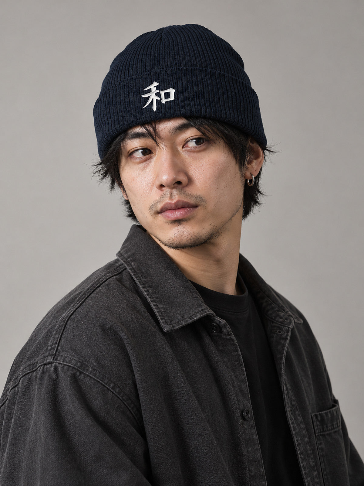 Model wearing the Oxford Navy Kyoto Harmony 和 ribbed beanie in the studio, white 3D-puff 和 embroidered on the cuff