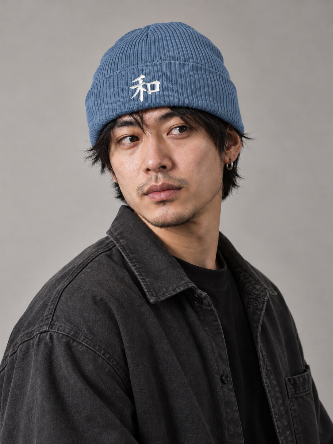 Model wearing the Light Avio Blue Kyoto Harmony 和 ribbed beanie in the studio, white 3D-puff 和 embroidered on the cuff