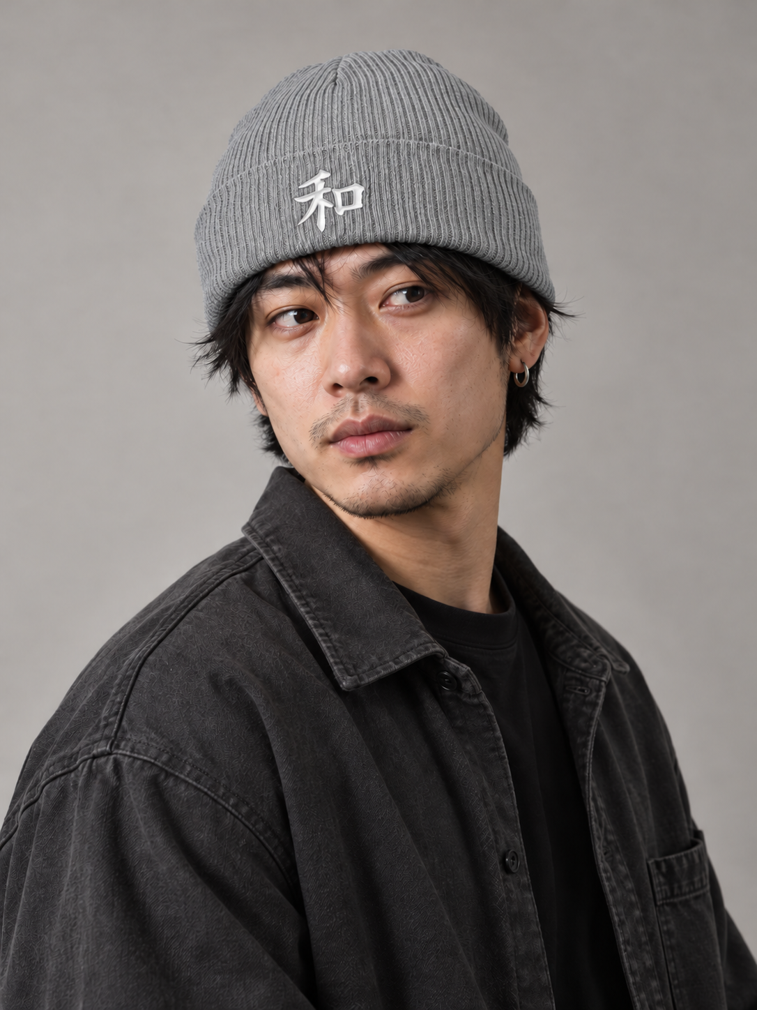 Model wearing the Light Grey Kyoto Harmony 和 ribbed beanie in the studio, white 3D-puff 和 embroidered on the cuff