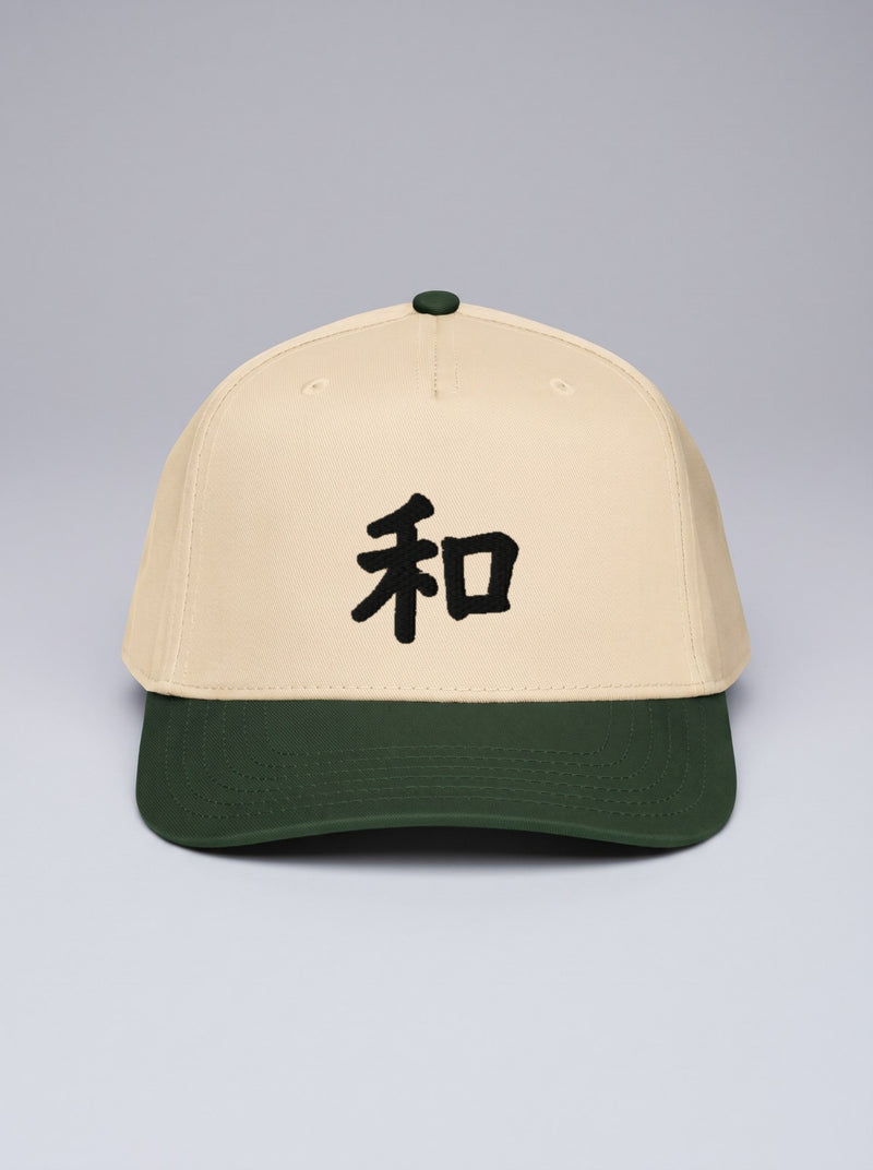 Kyoto Harmony 和 5-panel cap, natural crown with dark green visor, front view